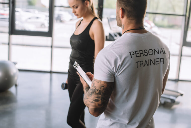 trener personalny i klientka; jak wybrać kurs na trenera personalnego