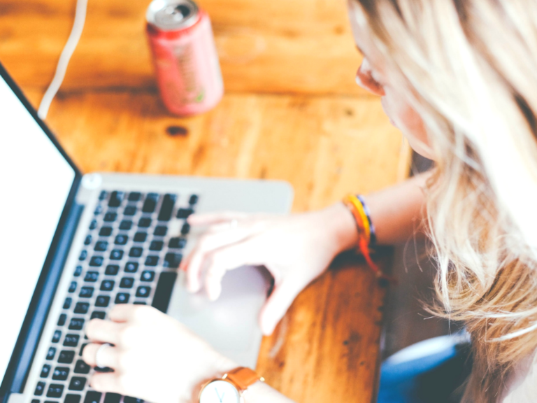 kobieta pisząca na laptopie, kurs online trener personalny