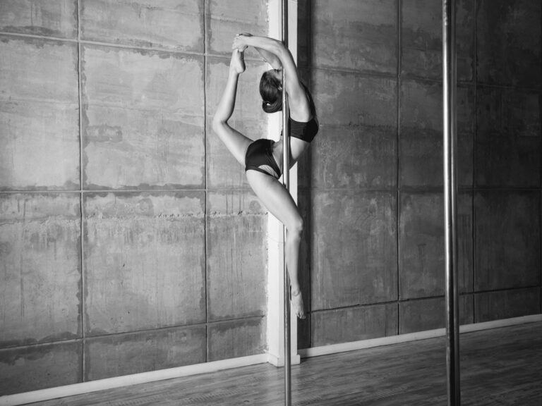 dziewczyna ćwicząca pole dance, pole dance, jak tańczyć pole dance