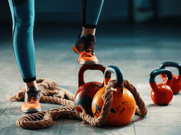 Trening kettlebell, trening z odważnikami, odważniki kettlebell, ćwiczenia z kettlebells, ćwiczenia na siłowni, trening funkcjonalny, sport Wrocław, Akademia Szkolenia Trenerów, szkolenia sportowe, szkolenie AST kettlebell