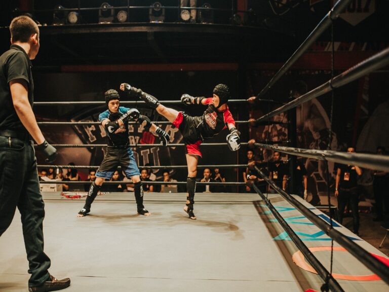 mężczyźni trenujący kickboxing, zalety kickboxingu, czym jest kickboxing