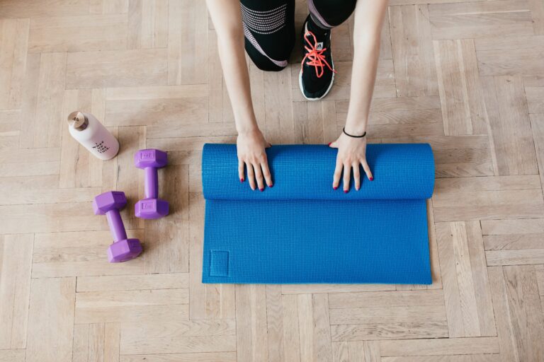 mata do ćwiczeń, ciężarki, zajęcia fitness online, zawód instruktora fitness, instruktor fitness podczas pandemii