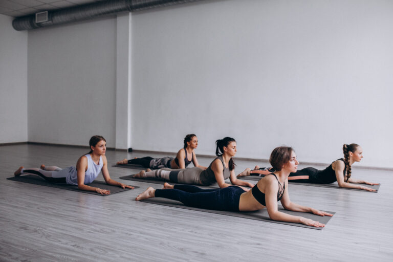 Joga i zdrowie: dlaczego warto zainwestować w kurs instruktora jogi?