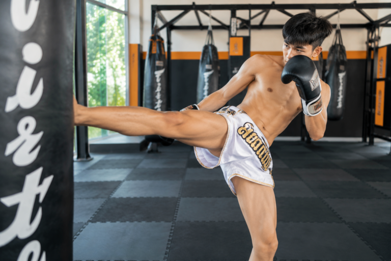Trening Muay Thai – zawodnik wykonujący kopnięcie podczas zajęć