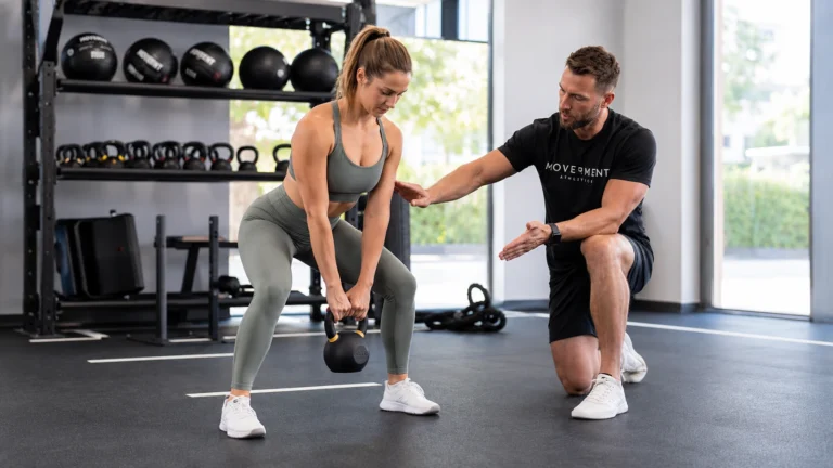 Trening funkcjonalny z trenerem personalnym na sali treningowej