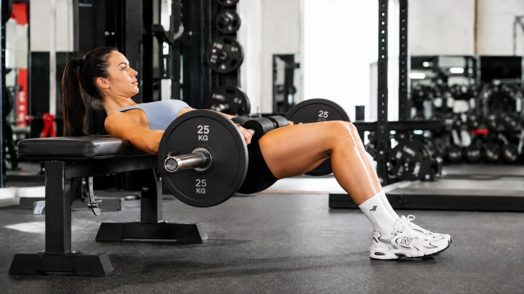 Trening pośladków i nóg – hip thrust ze sztangą na siłowni
