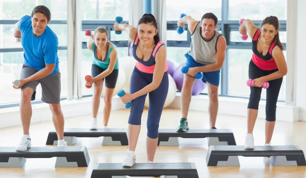 Instruktorka fitness prowadzi grupowe zajęcia treningowe